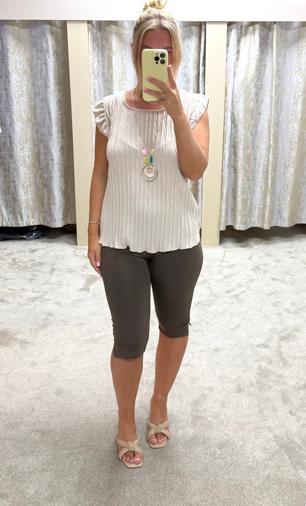 Frill Sleeve Pleated Top With Necklace